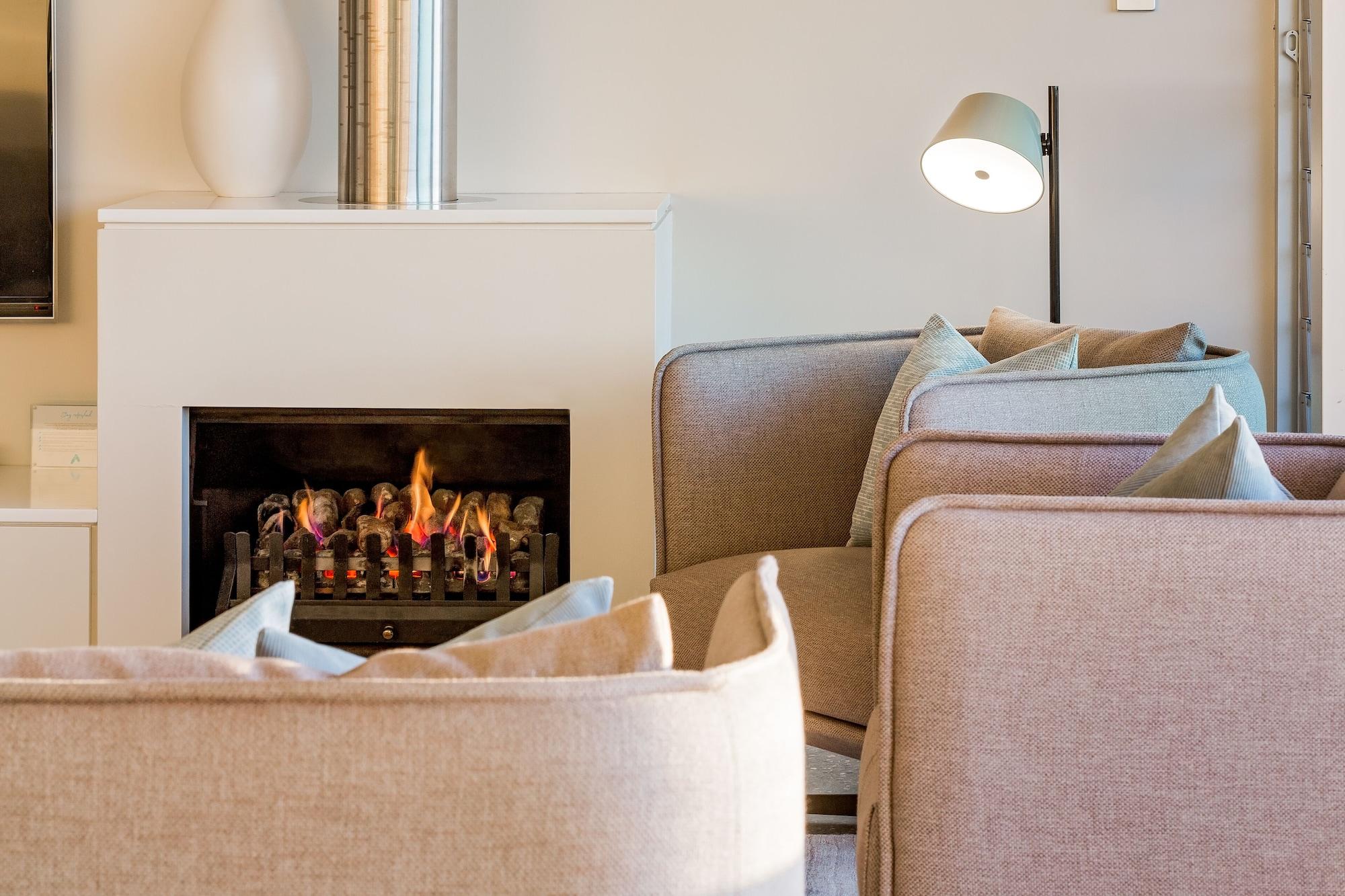 Smiths Beach Resort Yallingup Kültér fotó A fireplace in a home