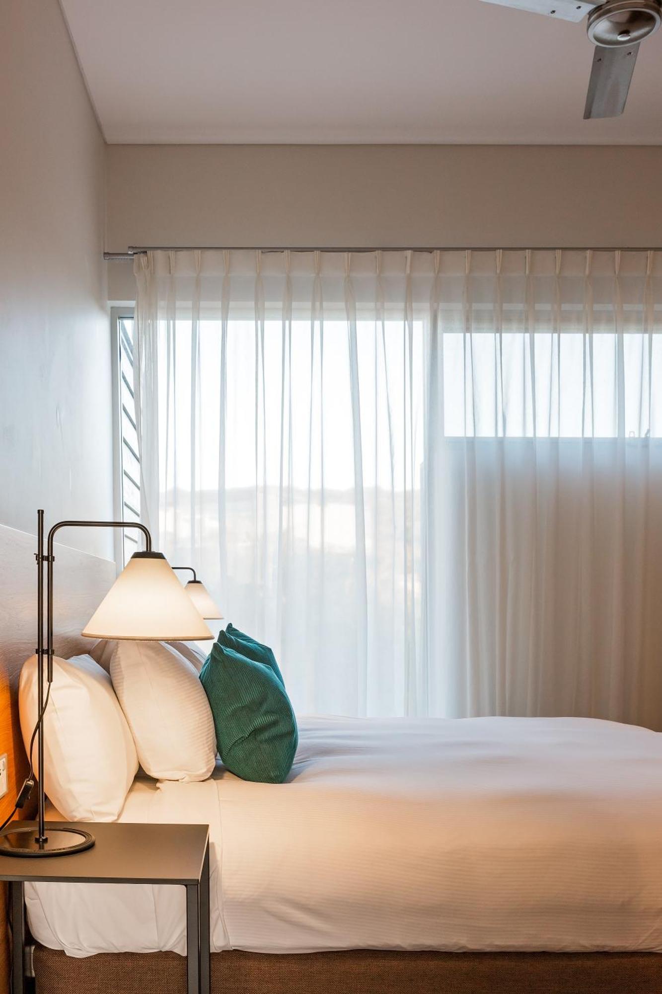Smiths Beach Resort Yallingup Kültér fotó A bedroom with a sheer curtain