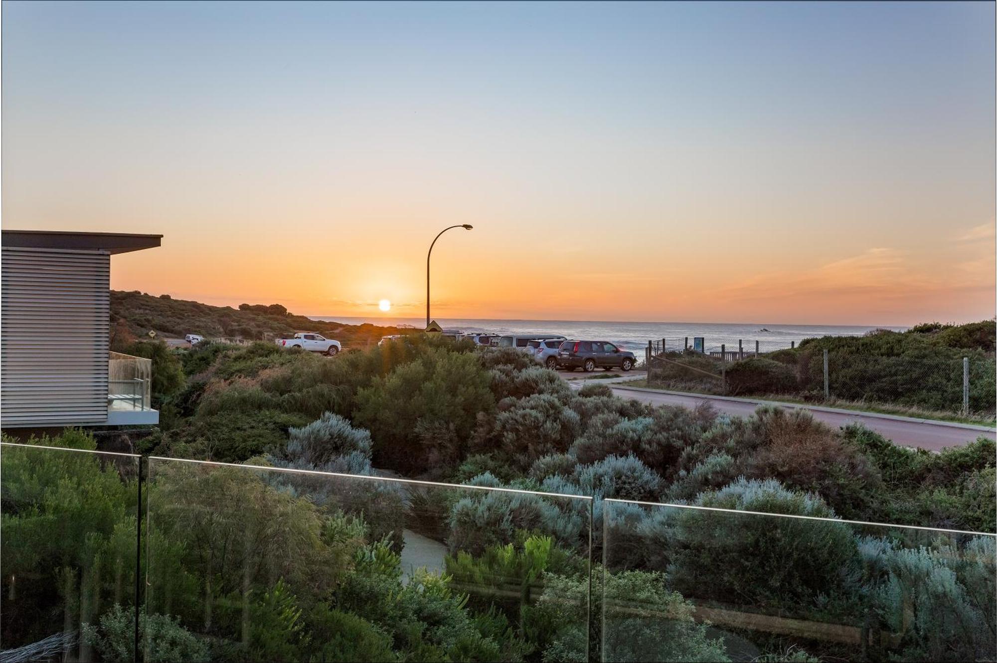 Smiths Beach Resort Yallingup Kültér fotó Sunset at the Bay of Shoals