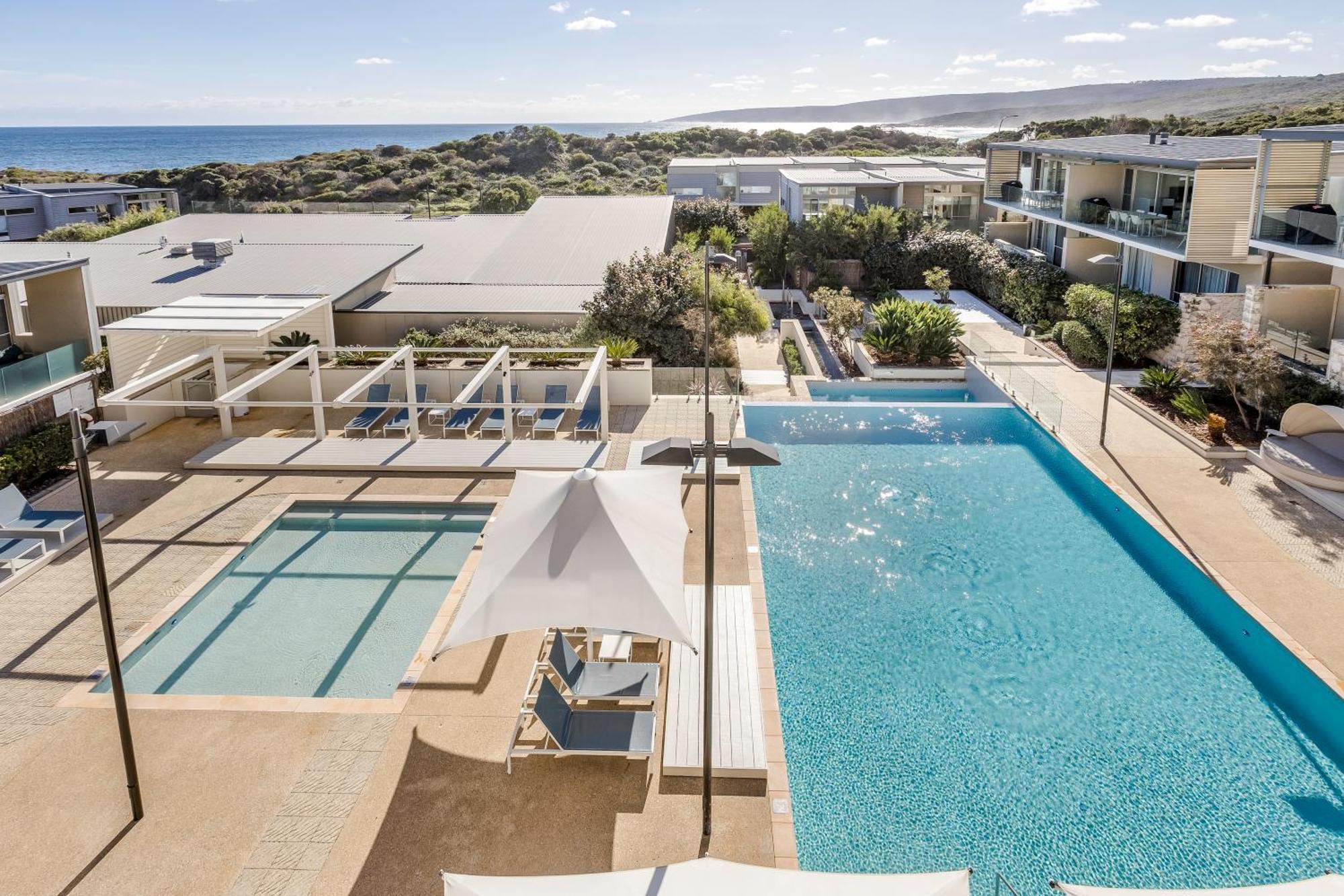 Smiths Beach Resort Yallingup Kültér fotó The swimming pool at the resort