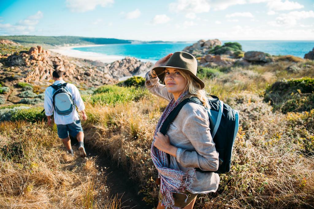 Smiths Beach Resort Yallingup Kültér fotó A woman wearing a hat to protect her skin from the sun